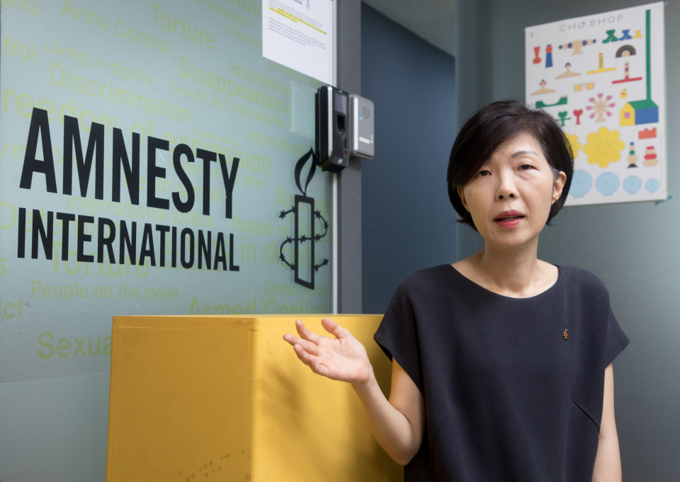 윤지현 국제앰네스티 한국지부 사무처장이 지난 8월26일 서울 종로구 소재 사무실에서 시사저널과 만나 미얀마 사태를 비롯한 여러 현안과 관련한 단체 활동을 설명하고 있다. ⓒ시사저널 이종현