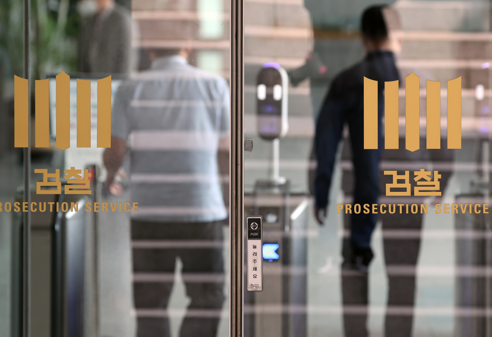 검찰은 지난 대선 때 한 유튜브 채널에 출연해 과거 한 나이트클럽에서 만난 접대부 '쥴리'가 윤석열 대통령 부인 김건희 여사라고 주장한 50대 여성을 기소했다고 14일 밝혔다. Ⓒ연합뉴스