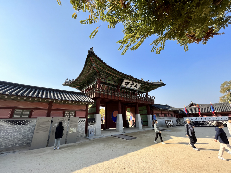 조선의 역대 임금들이 수원에 행차할 때 머물던 궁궐. 정조가 능원에 참배할 때 머물던 임시 처소였으며 1795년 혜경궁 홍씨의 회갑연이 열렸던 장소이기도 하다. ⓒ김지나