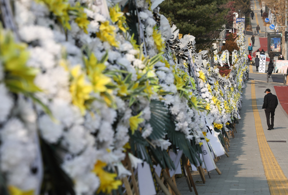 2020년12월22일 당시 윤석열 검찰총장의 징계 집행정지 신청 사건 심의를 앞두고 서울 서초구 대검찰청 앞에 근조화환과 윤 총장 응원 입간판이 줄지어 선 모습 ⓑ 시사저널 박정훈