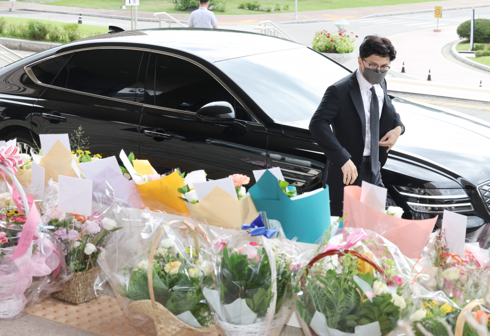 한동훈 법무부 장관이 취임 100일을 맞은 24일 오전 정부과천청사 내 법무부로 출근하며 지지자들이 보낸 축하 화환을 둘러보고 있다. ⓒ연합뉴스