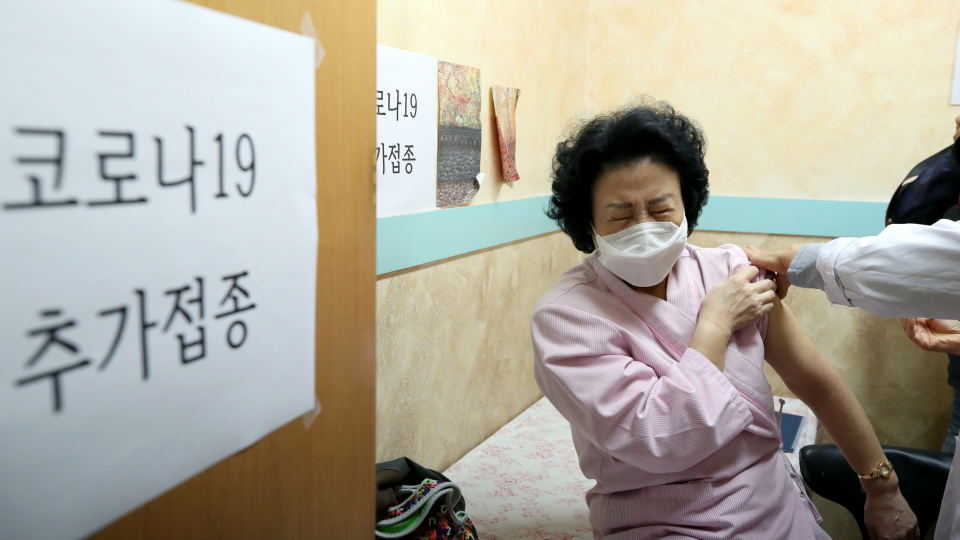 지난 11일 한 시민이 개량 백신을 접종하고 있다. ⓒ연합뉴스