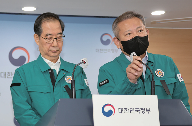 10월30일 정부서울청사 브리핑실에서 열린 ‘이태원 압사 참사’와 관련한 관계 부처 장관들의 브리핑에서 이상민 행정안전부 장관(오른쪽)이 질문에 답하고 있다.ⓒ연합뉴스<br>