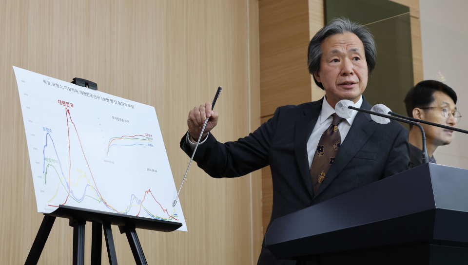 정기석 코로나19 특별대응단장 겸 국가감염병위기대응자문위원장이 10월17일 서울 종로구 정부서울청사 별관에서 국가 감염병 위기대응 자문위원회 회의결과에 대해 설명하고 있다. ⓒ연합뉴스