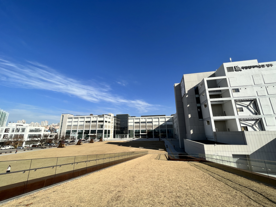 옛 청주 연초제초장을 리모델링한 국립현대미술관 청주관(우측). 좌측은 본관으로 비엔날레 전시장 등으로 활용된다. ⓒ김지나