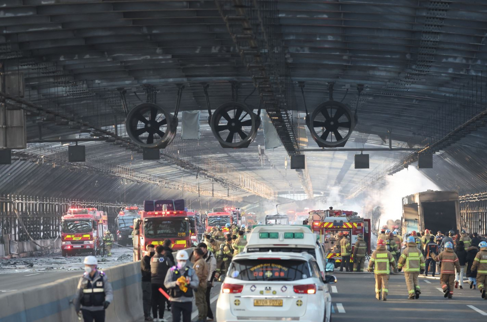 12월29일 오후 화재가 발생한 경기도 과천시 과천지식정보타운 인근 제2경인고속도로 갈현고가교에서 소방대원들이 진화작업을 벌이고 있다. ⓒ 연합뉴스