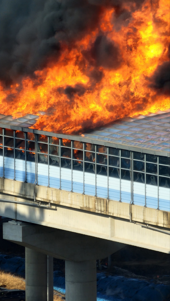 12월29일 오후 1시50분께 경기도 과천시 제2경인고속도로 북의왕IC 부근 방음터널 구간에서 화재가 발생해 검은 연기가 치솟고 있다. ⓒ 연합뉴스