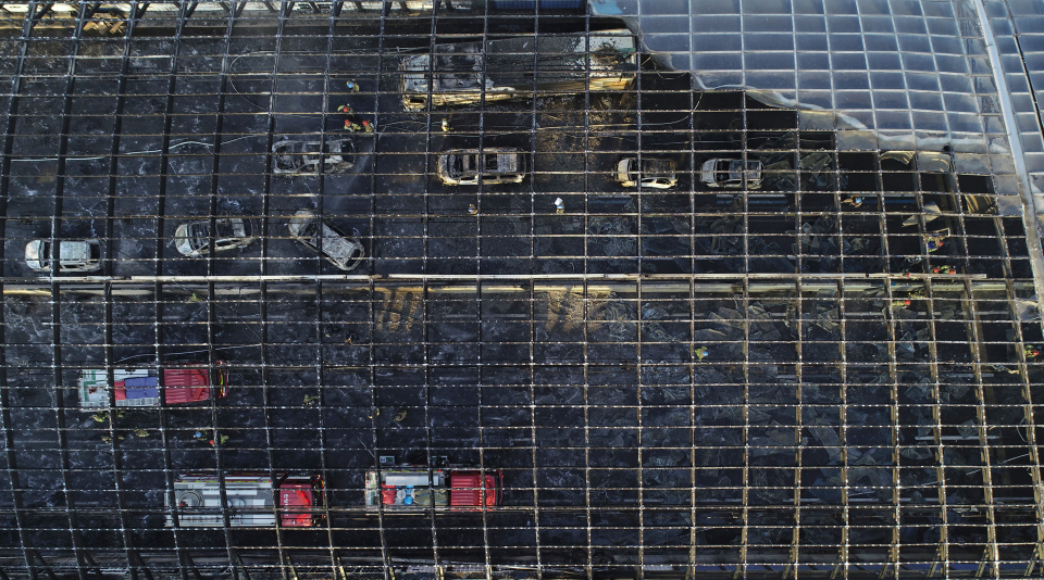 12월29일 오후 화재가 발생한 경기도 과천시 과천지식정보타운 인근 제2경인고속도로 방음터널 구간이 뼈대만 앙상하게 남아 있다. ⓒ 연합뉴스