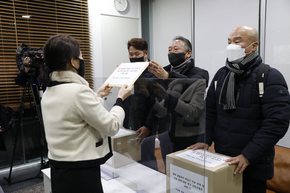 이창재 화성시 수리3리 이장을 비롯한 시민비상대책위원회가 지난해 12월27일 국회에 방문해 연쇄 성폭행범 박병화의 퇴거를 요구하는 건의문을 제출하고 있다. ⓒ연합뉴스