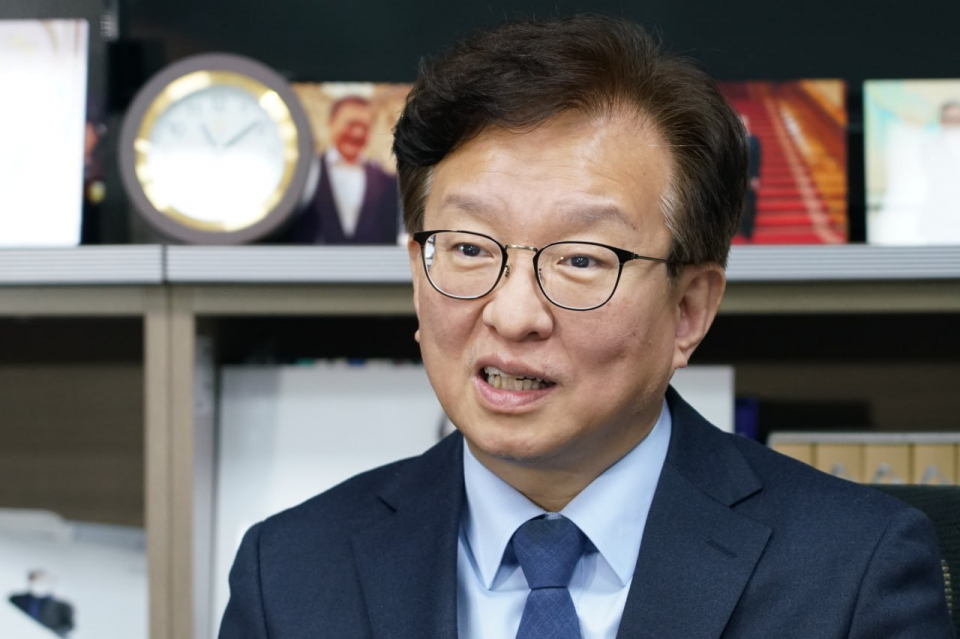 연쇄 성폭행범 박병화의 거주지를 지역구로 둔 권칠승 더불어민주당 의원이 1월2일 국회 의원회관에서 시사저널과 인터뷰하고 있다. ⓒ권칠승 의원실