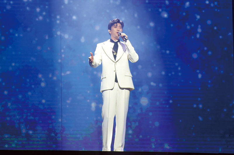 2022년 1월23일 임영웅이 서울 고척 스카이돔에서 열린 ‘제31회 하이원 서울가요대상’에서 《별빛 같은 나의 사랑아》를 열창하고 있다.ⓒ뉴시스