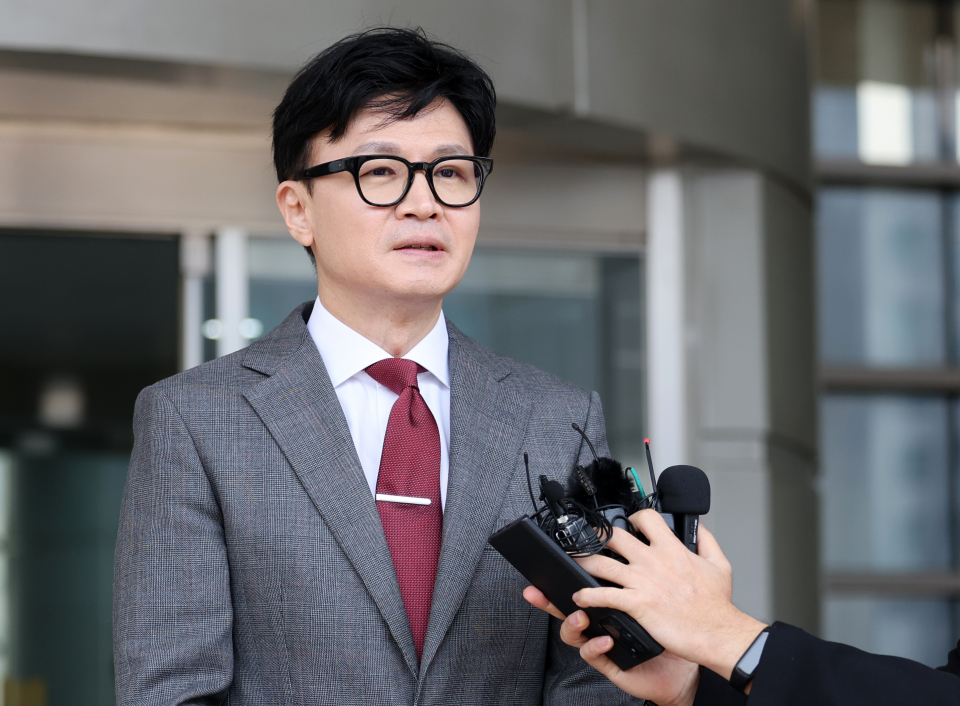 한동훈 법무부장관이 4월7일 부산 연제구 부산검찰청 종합청사로 들어서며 취재진 질문을 받고 있다. ⓒ 연합뉴스