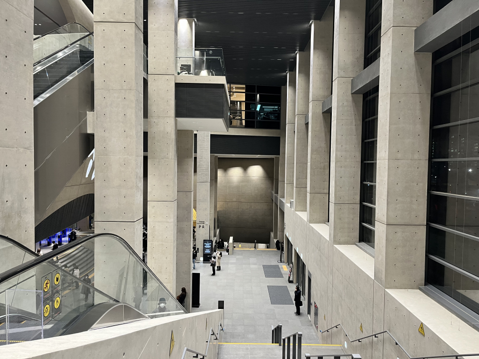 LG아트센터 서울의 건축 콘셉트 중 하나인 '튜브(TUBE)'. 지상층을 관통하는 원형 통로다. ⓒ김지나