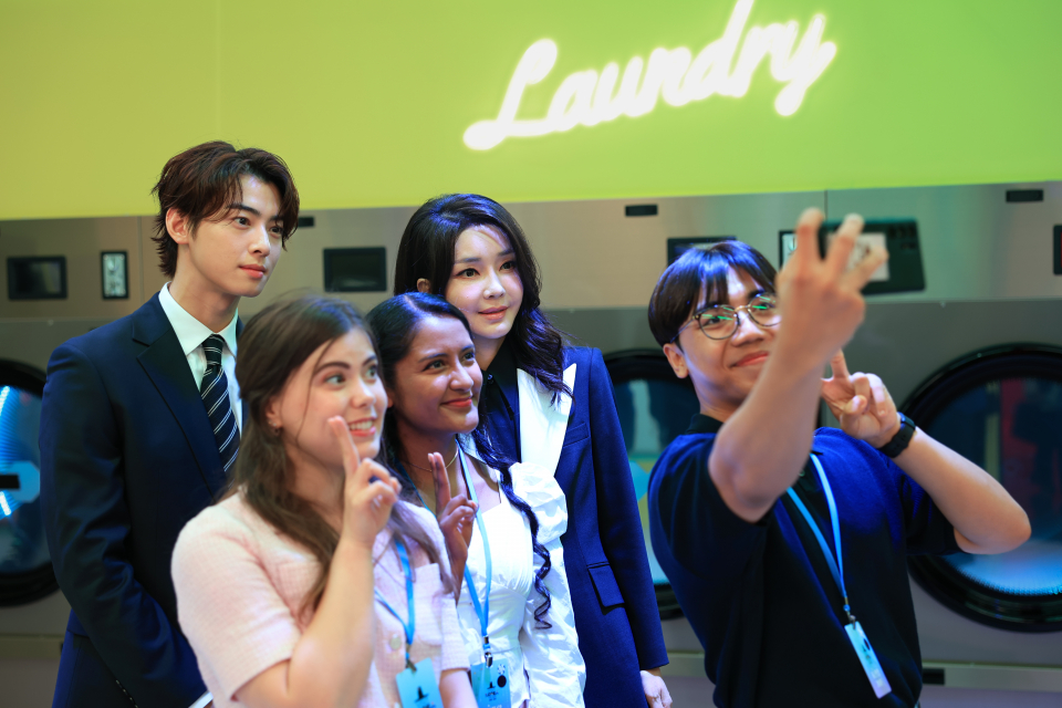 김건희 여사가 23일 서울 중구 한국관광공사 홍보관 '하이커 그라운드'에서 열린 K-관광 협력단 출범식에서 한국방문의 해 홍보대사인 배우 차은우와 함께 외국인 SNS 기자단을 만나 기념 촬영을 하고 있다. ⓒ연합뉴스