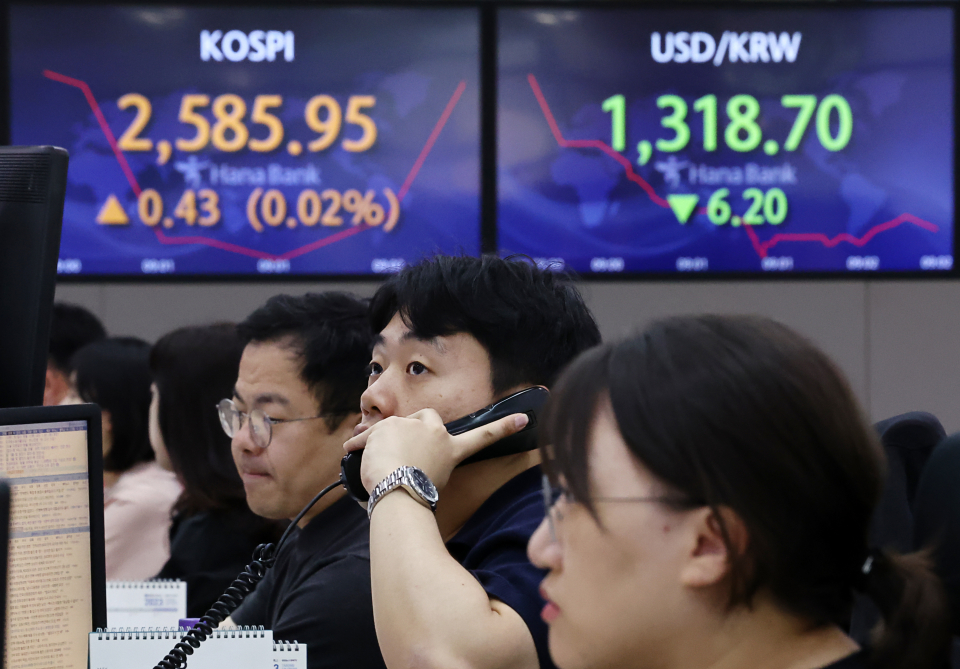 코스피가 개장 직후 보합권에서 등락 중인 31일 오전 서울 중구 하나은행 딜링룸에서 딜러들이 업무를 보고 있다. ⓒ 연합뉴스