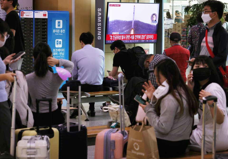 북한이 31일 오전 6시29분께 평안북도 동창리 일대에서 남쪽 방향으로 북한이 주장하는 우주발사체를 발사했다고 합동참모본부가 밝혔다. 이날 오전 서울역 대합실 TV에 서울 전역에 경계 경보가 내렸다는 뉴스속보가 나오고 있다. ⓒ 연합뉴스