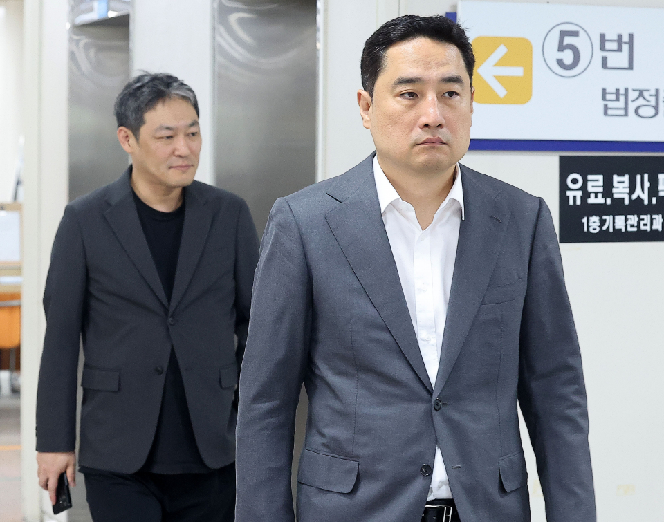 공직선거법 위반 등 혐의로 기소된 강용석 변호사와 김용호 전 기자가 31일 오후 서울 서초구 서울중앙지법에서 열린 1심 선고 공판에 출석하고 있다. ⓒ연합뉴스