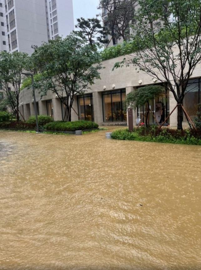 7월11일 집중호우로 침수 피해가 발생한 서울 강남구 개포자이레지던스 단지 내 모습 ⓒ 온라인 커뮤니티 캡처