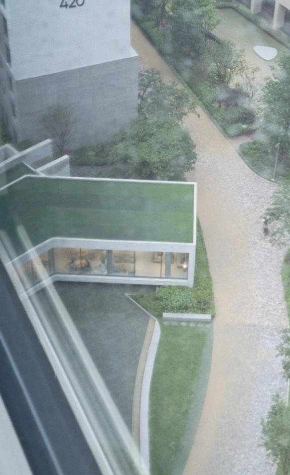 7월11일 집중호우로 침수 피해가 발생한 서울 강남구 개포자이레지던스 단지 내 모습 ⓒ 온라인 커뮤니티 캡처