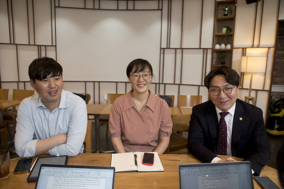 13일 여의도의 하우스 카페에서 만난 '새로운 질서' 포럼 공동대표인 (왼쪽부터) 더불어민주당 하헌기 전 상근부대변인, 정의당 오현주 대변인, 국민의힘 청년대변인 출신 신인규 정당바로세우기 대표가 시사저널과 인터뷰하고 있다. ⓒ시사저널 이종현