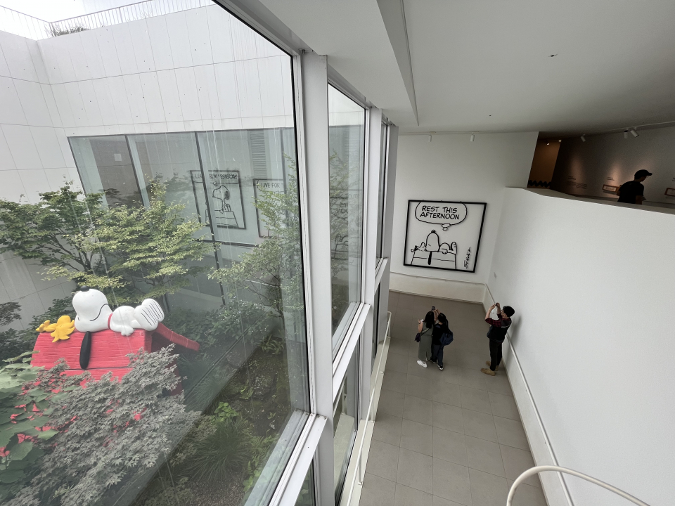 스누피가 등장하는 원작 '피너츠'의 네컷만화와 미니가든 등으로 구성된 스누피 가든 하우스의 내부 모습. ⓒ김지나