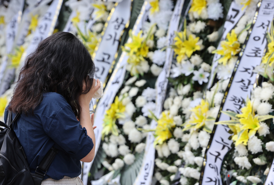 7월21일 서울 강남서초교육지원청에 마련된 서이초등학교 교사 A(24)씨의 분향소에서 한 추모객이 슬퍼하고 있다. ⓒ연합뉴스