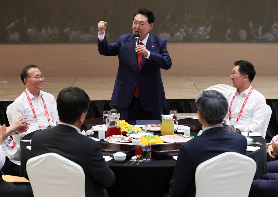 윤석열 대통령이 28일 인천에서 열린 2023 국민의힘 국회의원 연찬회 만찬에서 발언하고 있다. ⓒ연합뉴스