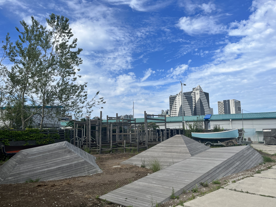 칠성조선소 한켠에는 최윤성 대표의 어린시절 추억을 표현한 놀이터가 조성돼 있다. ⓒ김지나