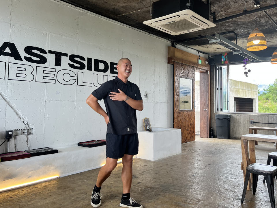 고성군 봉포해변에 '이스트사이드바이브클럽'이란 문화공간을 만든 박조니 대표. ⓒ김지나