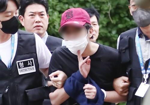 필로폰에 급성 중독된 상태로 비행 중인 여객기에서 비상문을 강제로 열겠다며 소란을 부린 10대 승객에게 검찰이 실형을 구형했다. ⓒ 연합뉴스