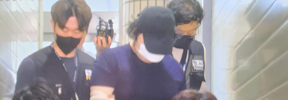 7일 수원지법 안양지원은  같은 아파트에 사는 이웃을 폭행하고 성범죄를 저지르려 한 혐의(강간치상)를 받는 A씨에 대해 구속 전 피의자 심문을 진행했다. 사진은 A씨가 구속 심사에 출석하는 모습 ⓒ연합뉴스