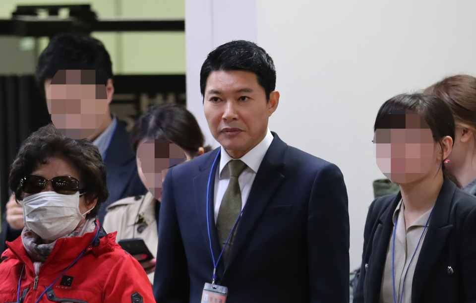 박근혜 전 대통령 '국정농단' 사건 1심 선고일인 2018년 4월6일 서초구 서울중앙지방법원에서 박 전 대통령의 제부 신동욱 공화당 총재가 417호 법정으로 입장하기 위해 줄을 서고 있다. ⓒ 연합뉴스