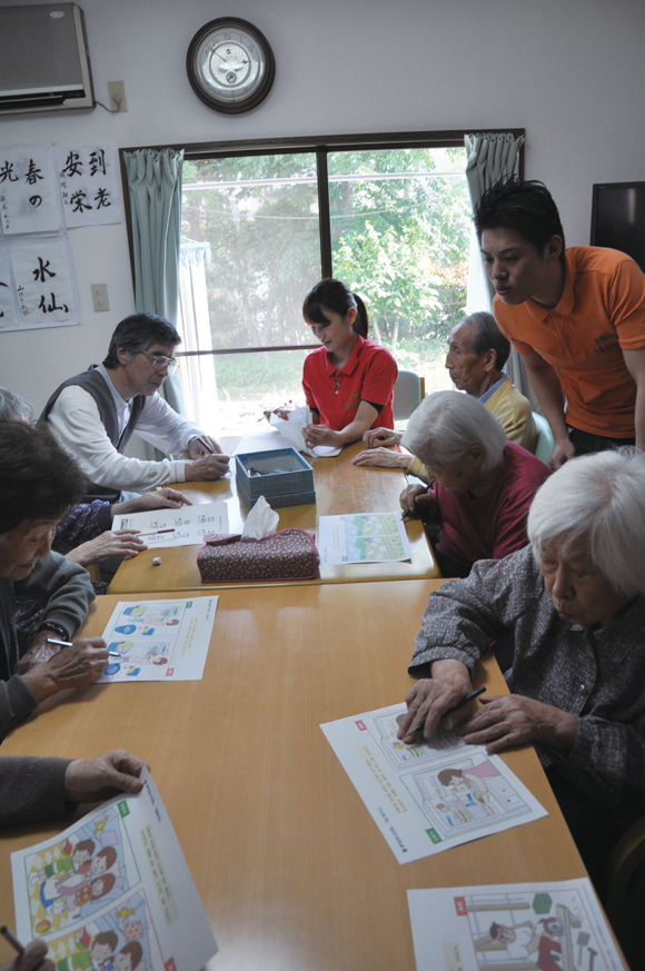 일본 도쿄의 한 노인요양시설에서 노인들이 치매 예방을 위해 두 그림 중에서 서로 다른 부분을 찾는 놀이를 하고 있다. ⓒ뉴스뱅크