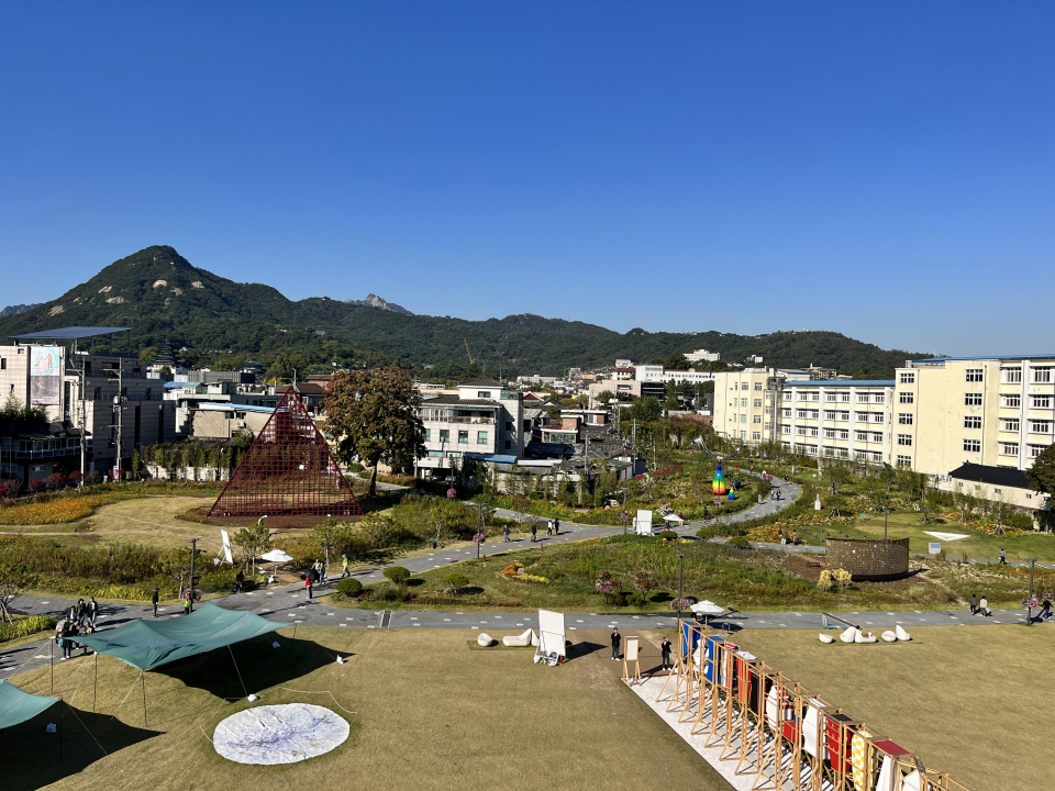 하늘소 전망대에서 내려다 본 녹지광장과 주변 풍경. ⓒ김지나