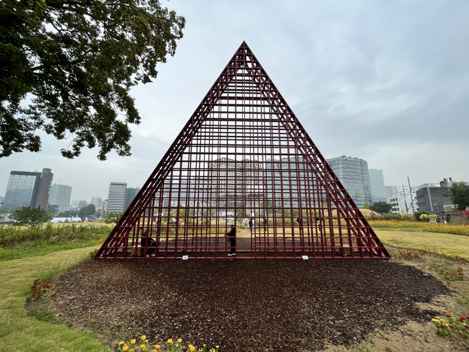 페소 본 에릭샤우센 건축 스튜디오의 '페어 파빌리온'. 비엔날레 기간 열린 송현녹지광장에 설치된 파빌리온 중 하나다. ⓒ김지나