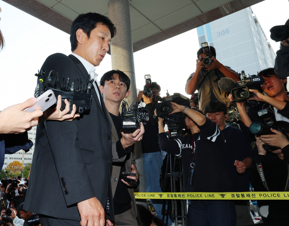 마약 투약 혐의를 받는 배우 이선균씨가 10월28일 오후 조사를 받기 위해 인천논현경찰서에 있는 인천경찰청 마약범죄수사계에 출석하고 있다. ⓒ 연합뉴스