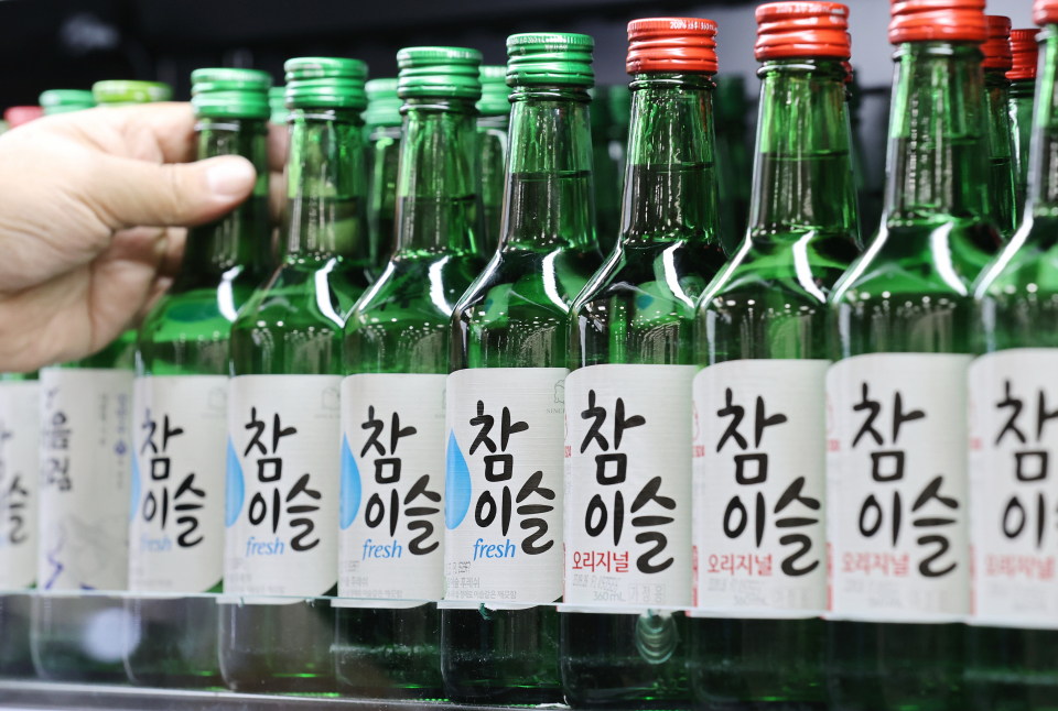 하이트진로는 오는 9일부터 소주·맥주 제품 가격을 인상한다고 밝혔다. ⓒ 연합뉴스