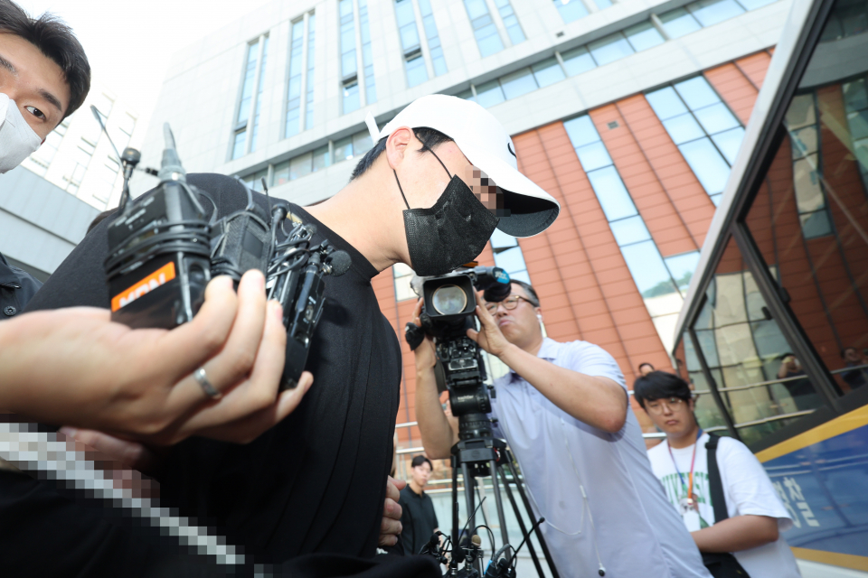 약물에 취한 채 차를 몰다가 행인을 치어 중상을 입힌 혐의를 받는 '압구정 롤스로이스' 신아무개씨가 지난달 18일 오전 서울강남경찰서에서 중앙지검으로 송치되고 있다. ⓒ 연합뉴스