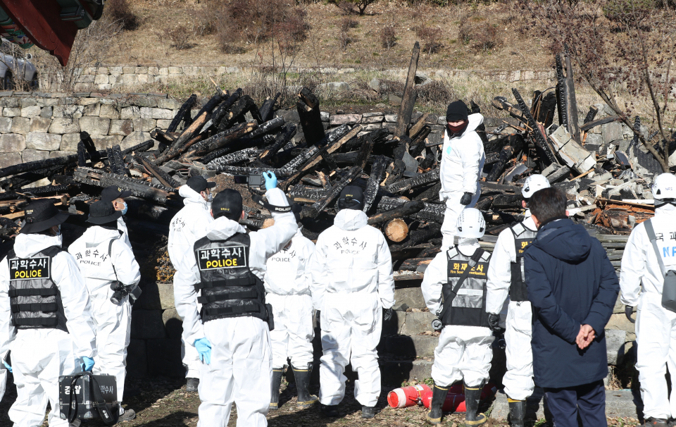 11월30일 오전 경기도 안성시 칠장사 요사채 화재 현장에서 경찰과 소방 등 관계자들이 화재 원인을 찾기 위한 합동 감식을 하고 있다. 이 화재로 조계종 총무원장을 지낸 자승스님이 입적했다. ⓒ 연합뉴스