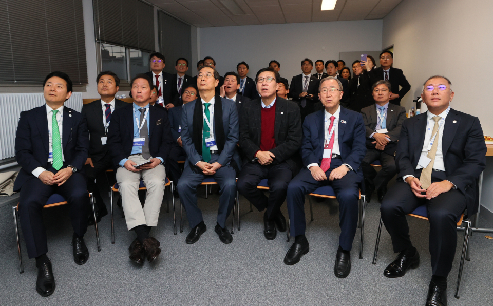 정의선 현대차그룹 회장(오른쪽부터), 반기문 전 유엔 사무총장, 박형준 부산시장, 한덕수 국무총리, 최태원 대한상의 회장, 장성민 대통령실 미래전략기획관을 비롯한 대표단이 28일 오후(현지시간) 프랑스 파리 외곽 팔레 데 콩그레에서 열린 제173차 국제박람회기구(BIE) 총회 2030년 세계박람회 개최지 투표 결과를 기다리는 모습 ⓒ 연합뉴스