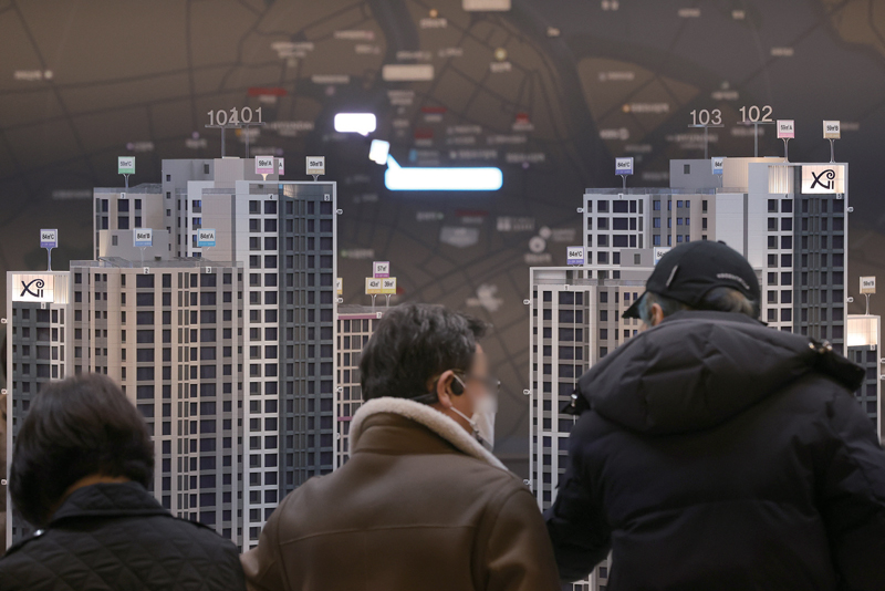 정부가 최근 부동산 규제를 완화하면서 전국 집값이 동반 상승해 주목된다. 사진은 한 건설사의 견본주택 모습 ⓒ연합뉴스<br>