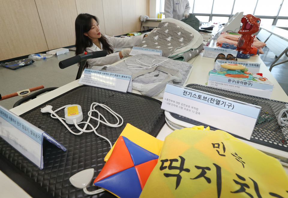 12일 서울 서초구 한국제품안전관리원에서 관계자들이 안전기준 부적합 리콜 대상 제품들을 전시하고 있다. ⓒ연합뉴스