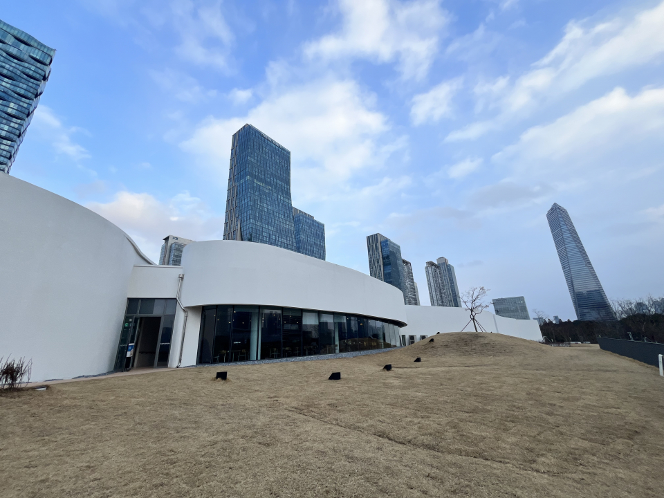 박물관 지상 공간은 주변 공원과 자연스럽게 이어지도록 설계됐다. ⓒ김지나