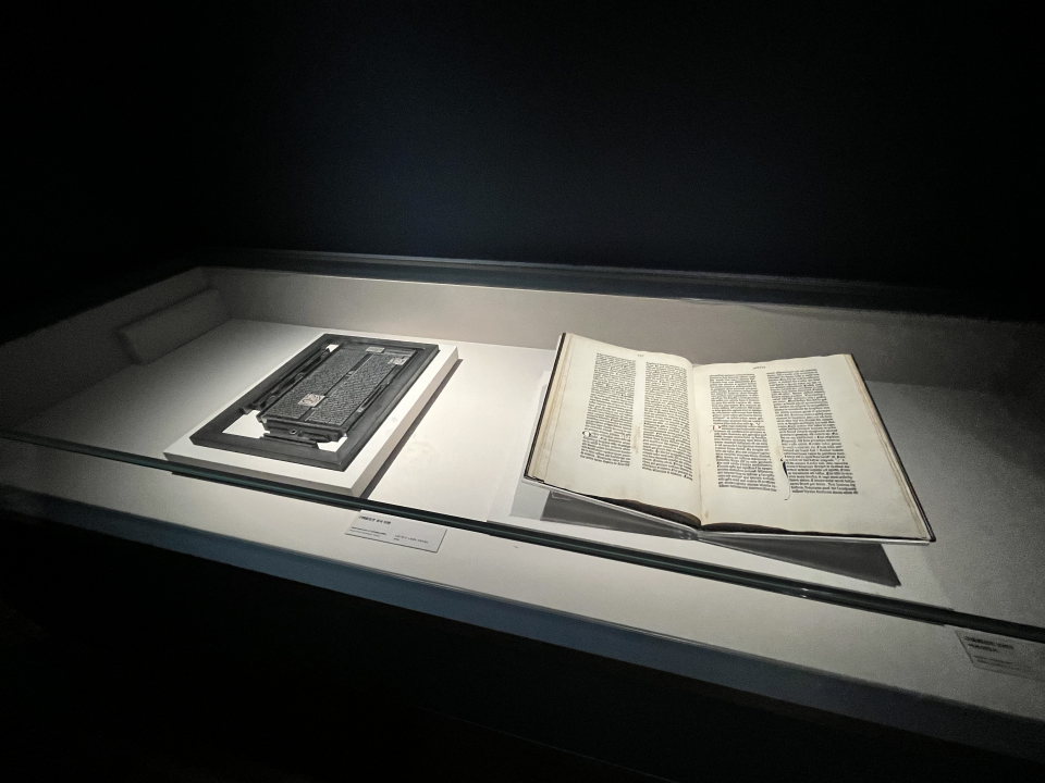 국립세계문자박물관의 최고가 유물인 구텐베르크 성서 분책과 인판. ⓒ김지나