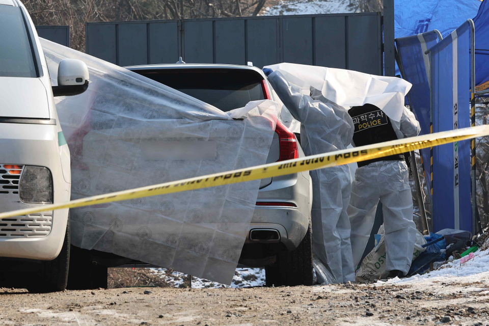 12월27일 서울 종로구 와룡공원 인근에 주차된 차량에서 배우 이선균이 숨진 채 발견돼 경찰이 현장 감식을 벌이고 있다. ⓒ 연합뉴스