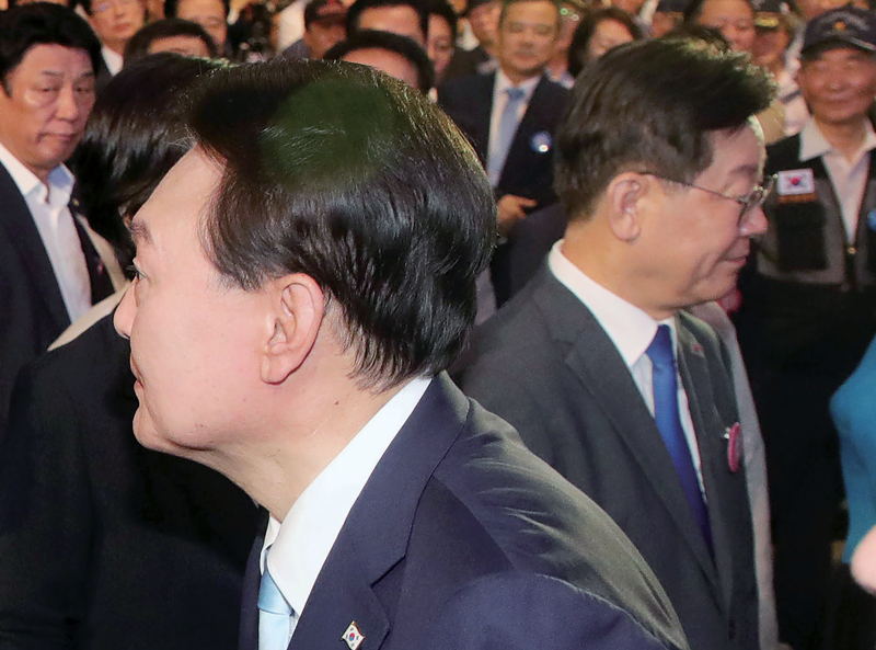 윤석열 대통령이 2023년 8월15일 서울 서대문구 이화여대 대강당에서 열린 제78주년 광복절 경축식에서 퇴장하며 이재명 더불어민주당 대표 앞을 지나고 있다. ⓒ연합뉴스