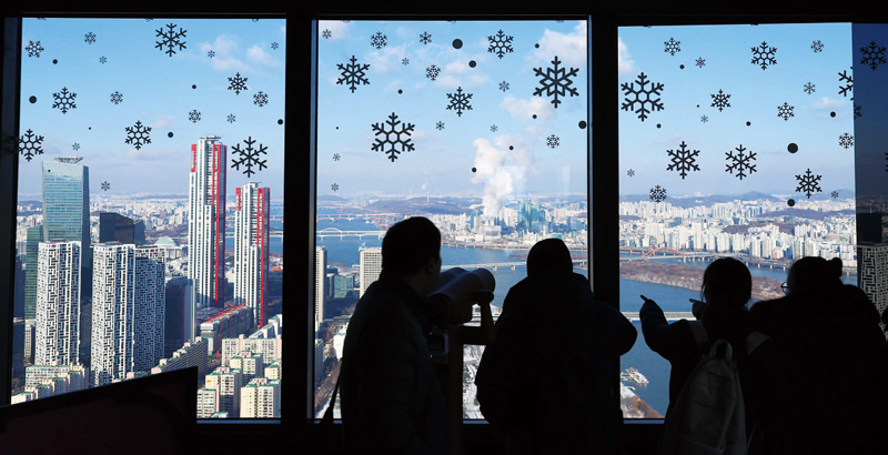 올해도 부동산 시장은 투자 수요 감소와 매도 물량 증가로 어려움을 겪을 것으로 예상된다. 사진은 서울 여의도 63아트 전망대에서 바라본 서울 시내 아파트 모습 ⓒ연합뉴스