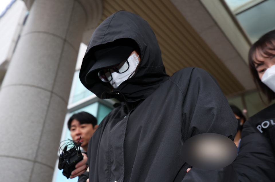 3년 새 신생아 2명 살해한 30대 친모가 검찰에 송치되고 있다. ⓒ연합뉴스