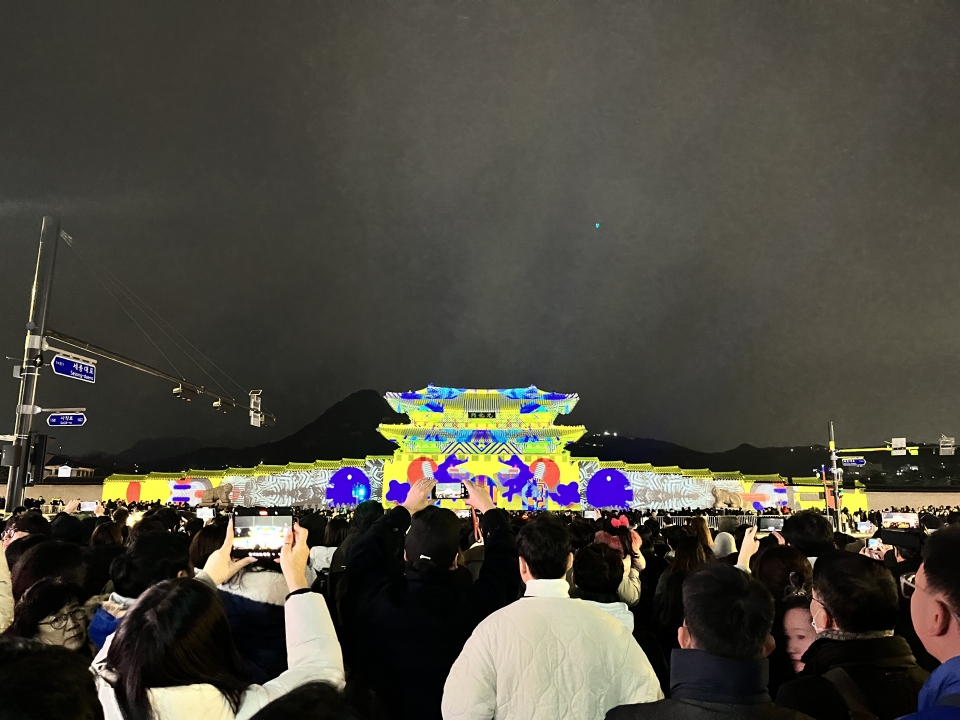 서울 윈터페스타 행사 중 하나로 광화문 외벽에 미디어아트를 전시하는 '서울라이트 광화문' ⓒ김지나