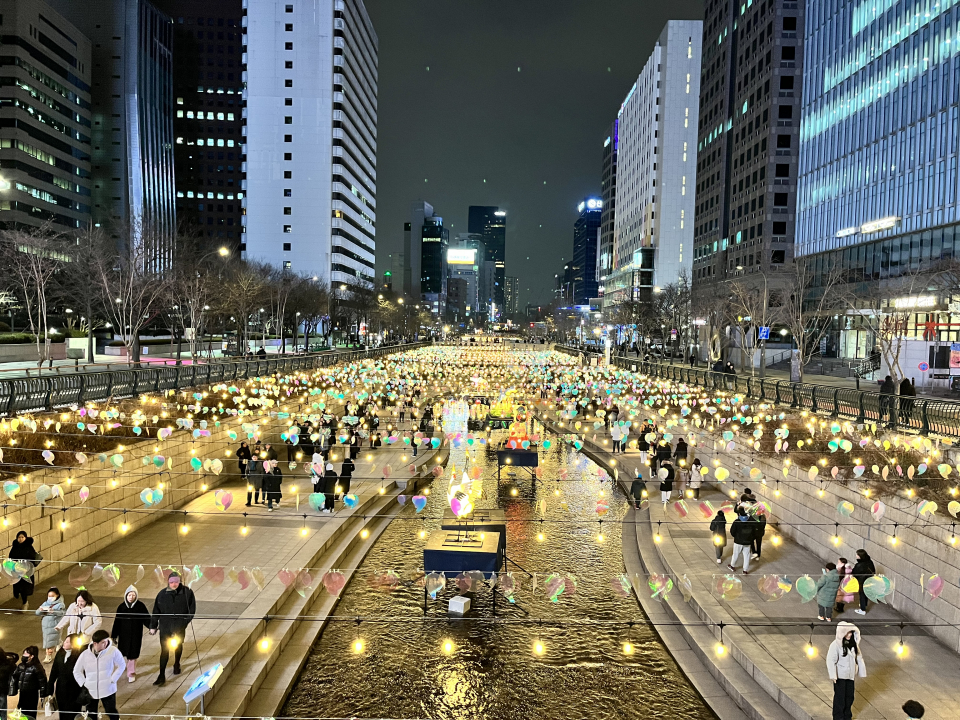 서울 빛초롱축제 장소 중 하나인 청계천 일대. ⓒ김지나